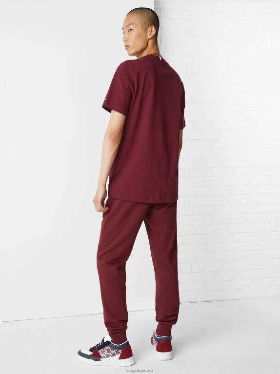 حمرة عميقة Tommy Hilfiger تيشيرت من القطن العضوي مزين بشعار المونوغرام 44644749