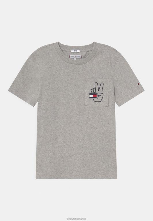 هيذر رمادي فاتح Tommy Hilfiger تي شيرت بطبعة جيب للجنسين 446447589