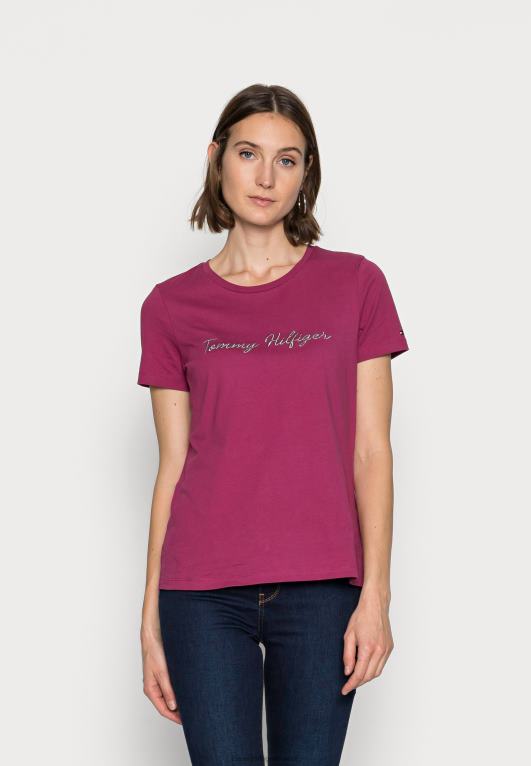 روبي قرمزي Tommy Hilfiger تي شيرت أساسي بنص عادي 446447792