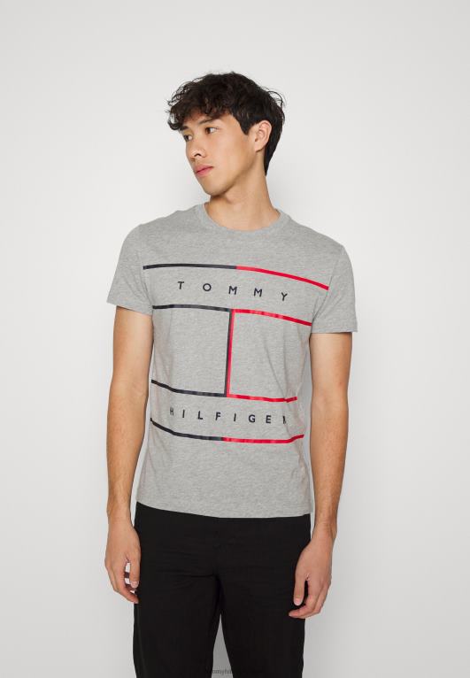 هيذر رمادي فاتح Tommy Hilfiger تي شيرت بطبعة علم كبير 446447931