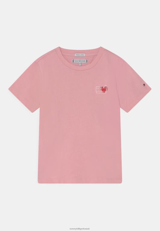 الوردي الجليدي Tommy Hilfiger تي شيرت مطبوع عليه عيد الحب 446447942