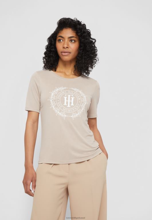 اللون البيج Tommy Hilfiger تي شيرت بطبعة شعار مفتوح عادي 446448051