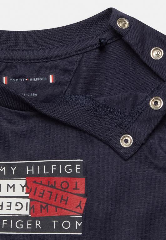 البحرية الشفق Tommy Hilfiger تي شيرت مطبوع عليه شريط للأطفال للجنسين 446448056