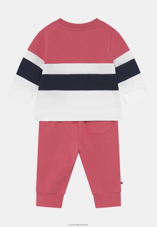 البطيخ العميق Tommy Hilfiger بدلة رياضية برقبة دائرية للأطفال 446448061