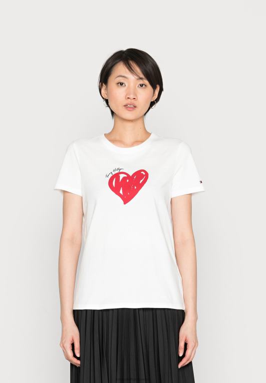 بيج فاتح Tommy Hilfiger تي شيرت مطبوع عليه قلب على شكل حرف C من أبو 446447985