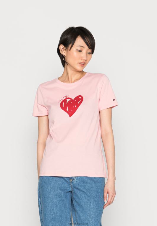 الوردي الجليدي Tommy Hilfiger تي شيرت مطبوع عليه قلب على شكل حرف C من أبو 446448014