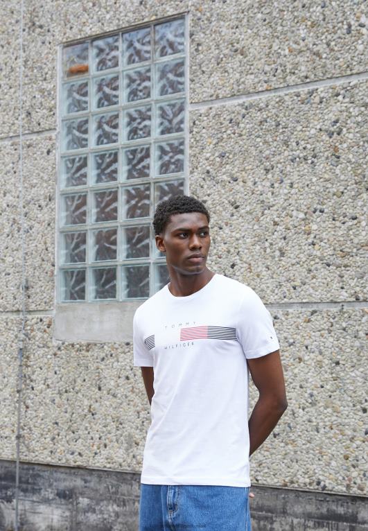 أبيض Tommy Hilfiger تي شيرت بطبعة جرافيك من Chest Corp 446444399