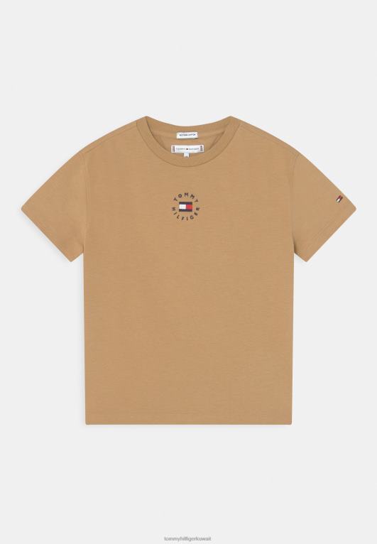 الكاكي الكلاسيكي Tommy Hilfiger تي شيرت أساسي للجنسين من Heritagelogo 446447635