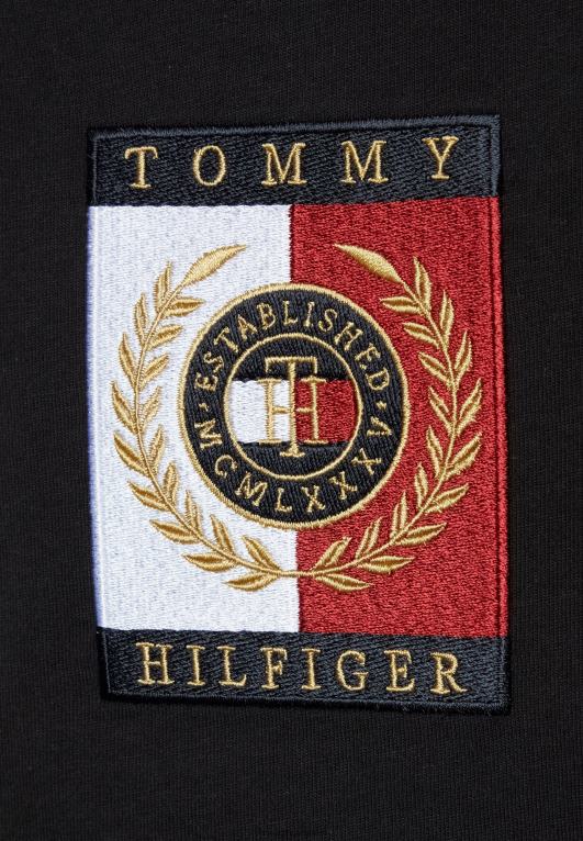 أسود Tommy Hilfiger تي شيرت أساسي مربع الشكل من Icon 446447300