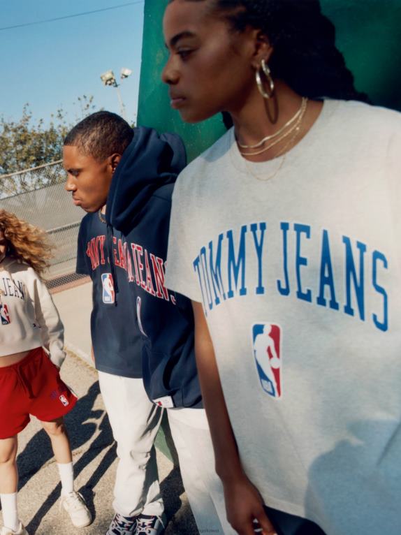هيذر رمادي Tommy Hilfiger تي شيرت جينز وشعار NBA مريح 446442873