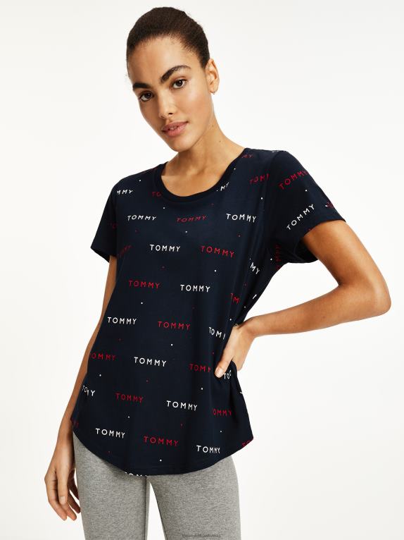 اج/تومي/كلمة/aop/de Tommy Hilfiger تيشيرت مطرز بشعار الماركة على كامل التصميم 446442262