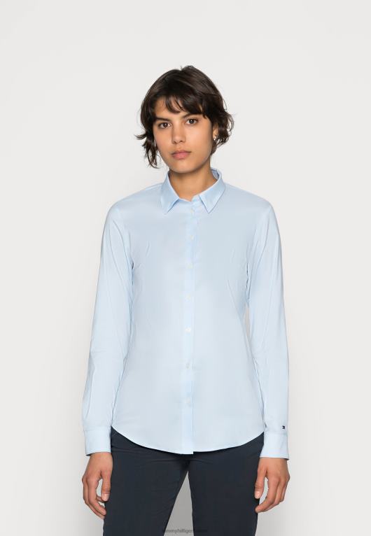 com.skyway Tommy Hilfiger بلوزة تراثي ذات قصة ضيقة وأزرار سفلية 446443991