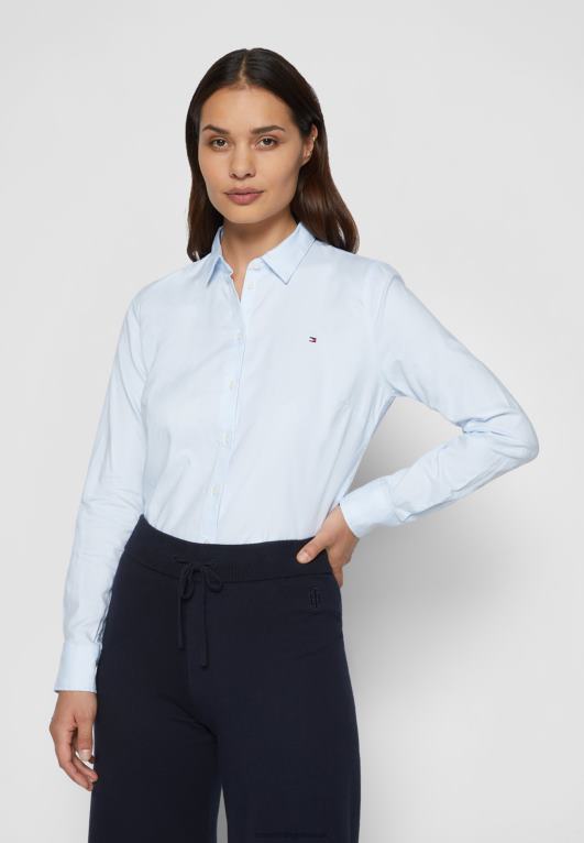 com.skyway Tommy Hilfiger بلوزة تراثية ذات قصة عادية بأزرار سفلية 446444233